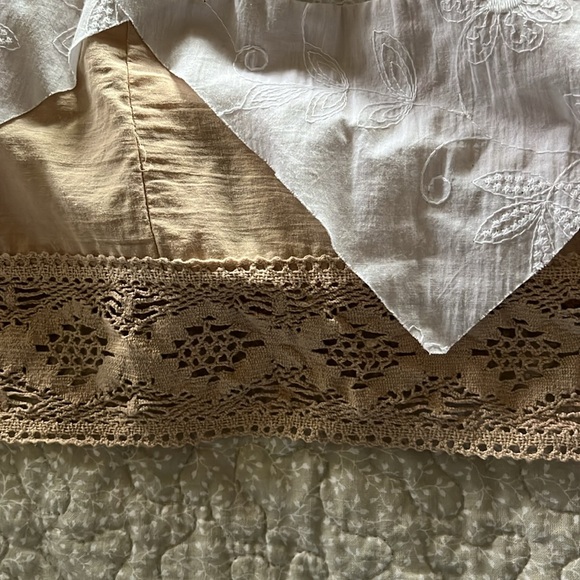 Linen gored skirt, white and khaki colors, lace hem, Size Medium - Picture 4 of 9